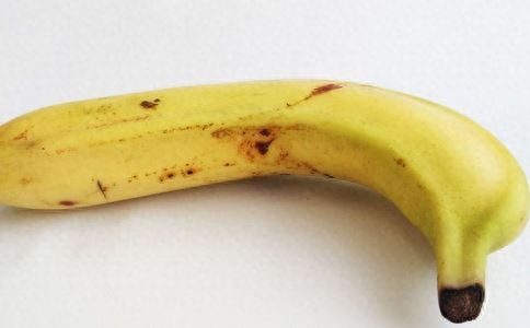 香蕉，一直以来都是人们喜爱的水果。随着运输、科技的不断进步，多种类的热带水果被引进到国内，给人们的丰富多彩生活多了一份美味。可就是因为人们的不熟悉，对香蕉造成了诸