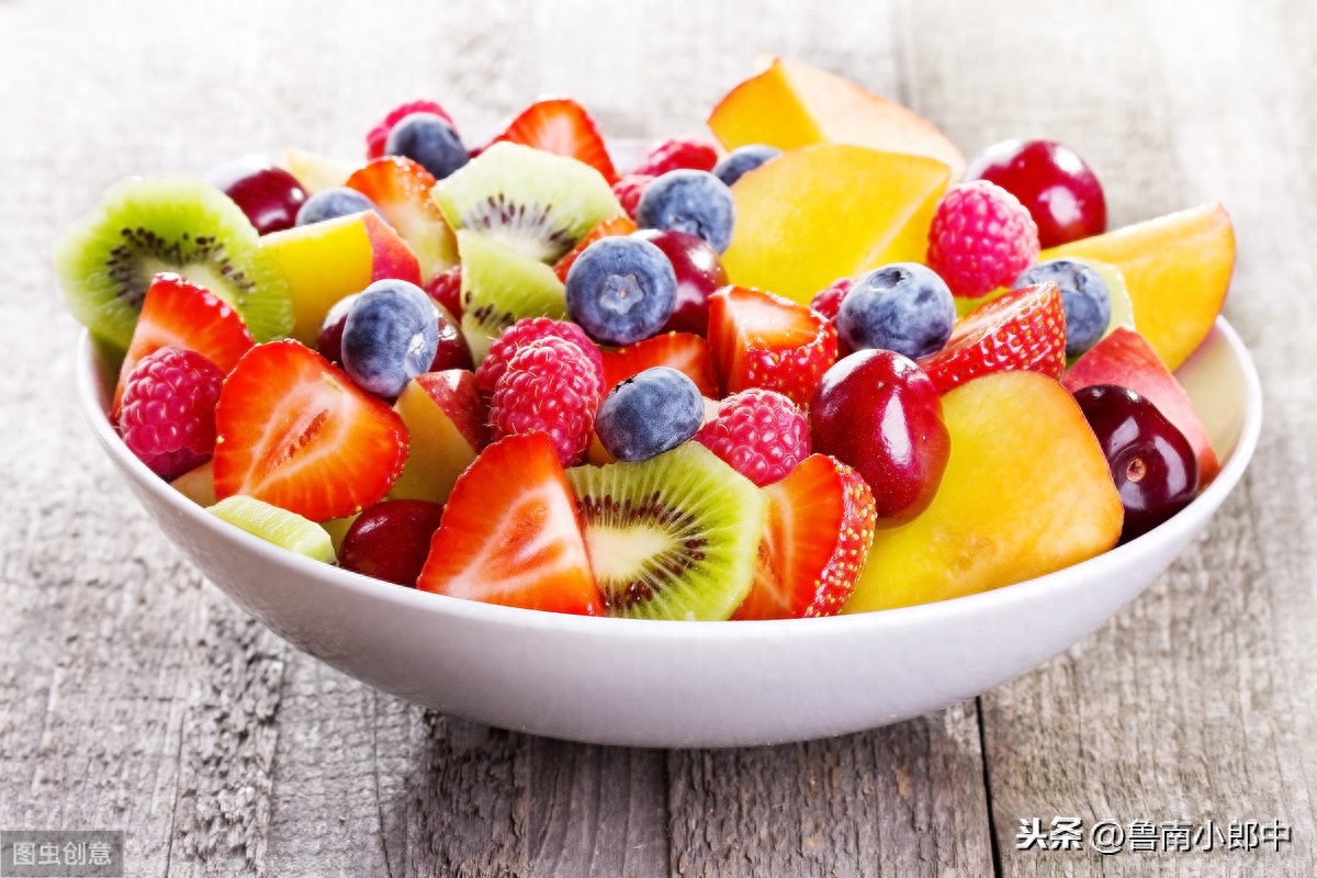 在我们的印象中常吃水果好处多，可以补充水分，糖分，也能补充维生素，有利于强身健体。但是，人们在夏天吃水果要注意，有些水果已经被拉进黑名单，对身体有危害，希望你再喜