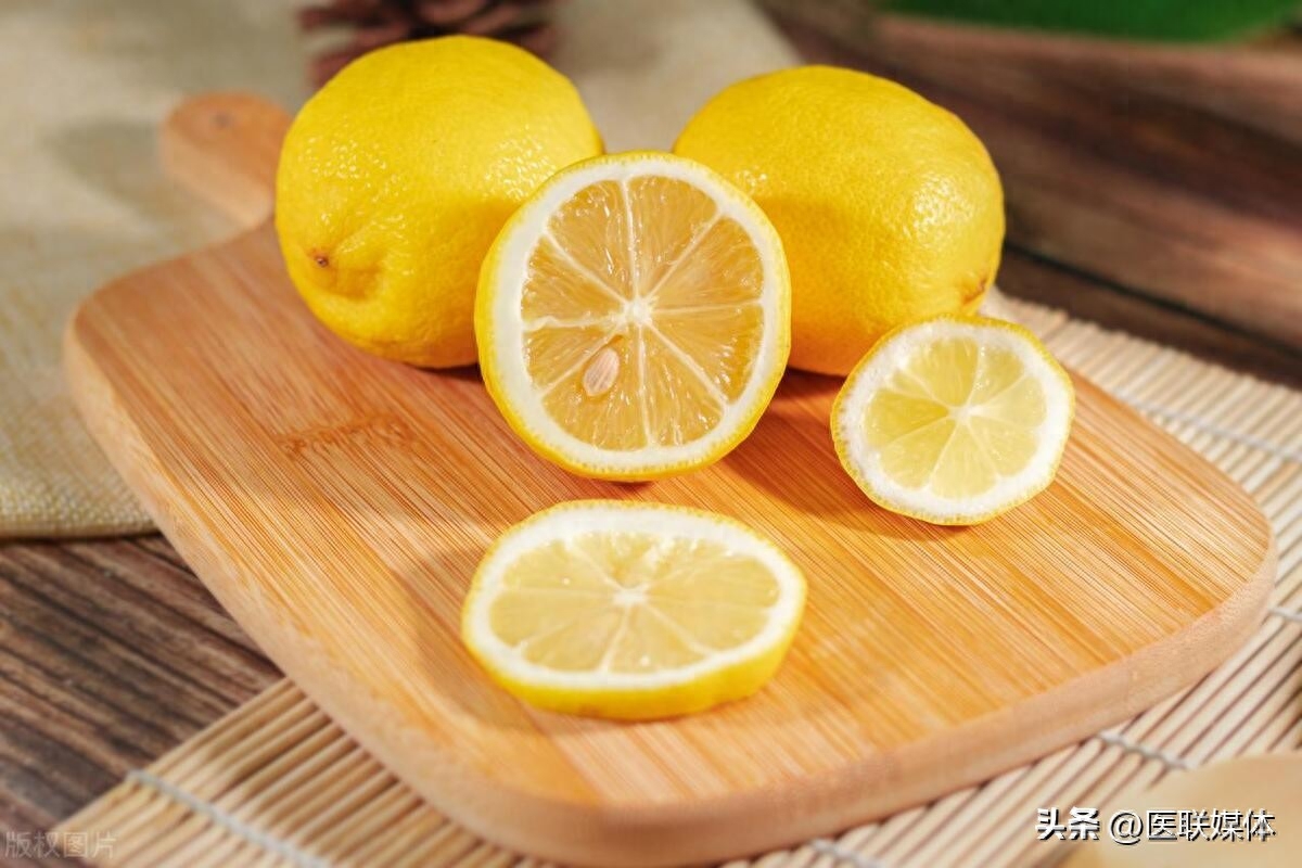 相信大多数人对柠檬这种水果不陌生，柠檬给人最直观的感受就是酸，大多数人没办法直接吃一整个柠檬，会切片搭配蜂蜜或者白砂糖做成柠檬水，喝起来酸酸甜甜，可以补充水分的同