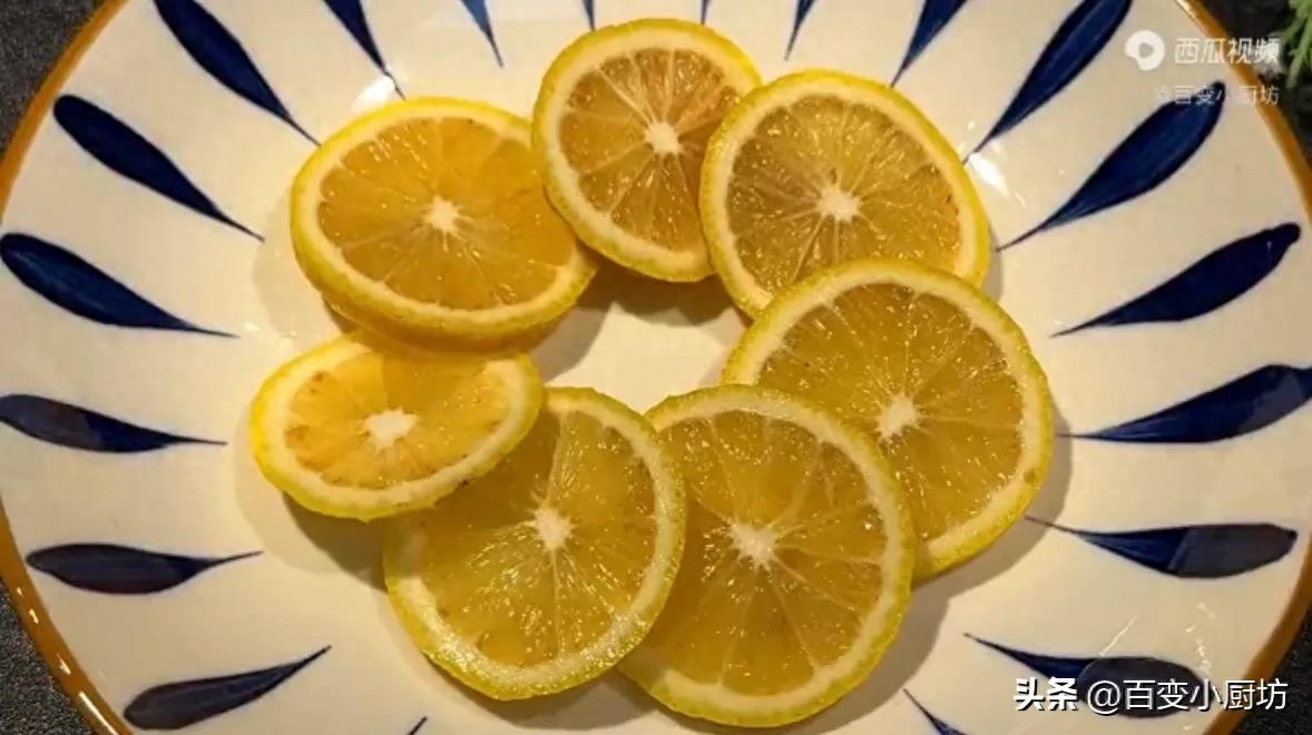 大家好，这里是百变小厨坊，柠檬是生活中非常常见的一种水果，但是它和其他水果不一样的是不能直接食用，因为真的是非常的酸，很多朋友在吃柠檬的时候都是用它来泡水喝，其实