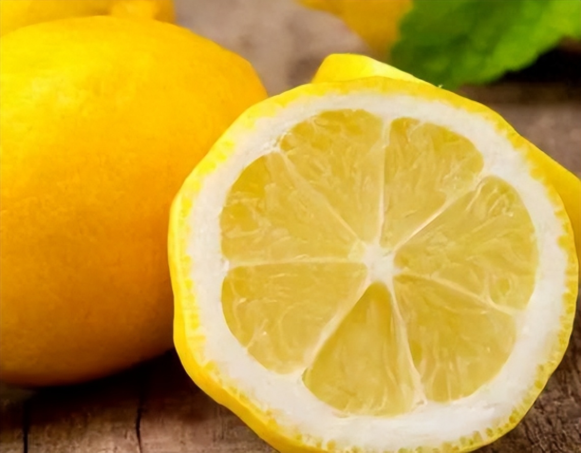 在众多水果当中，柠檬是非常常见的一种。柠檬中富含丰富的维生素C，既能增强抵抗力，又能达到滋养肌肤的作用。但你知道吗？在床头放两只柠檬，能让你更快进入睡眠状态当中，特