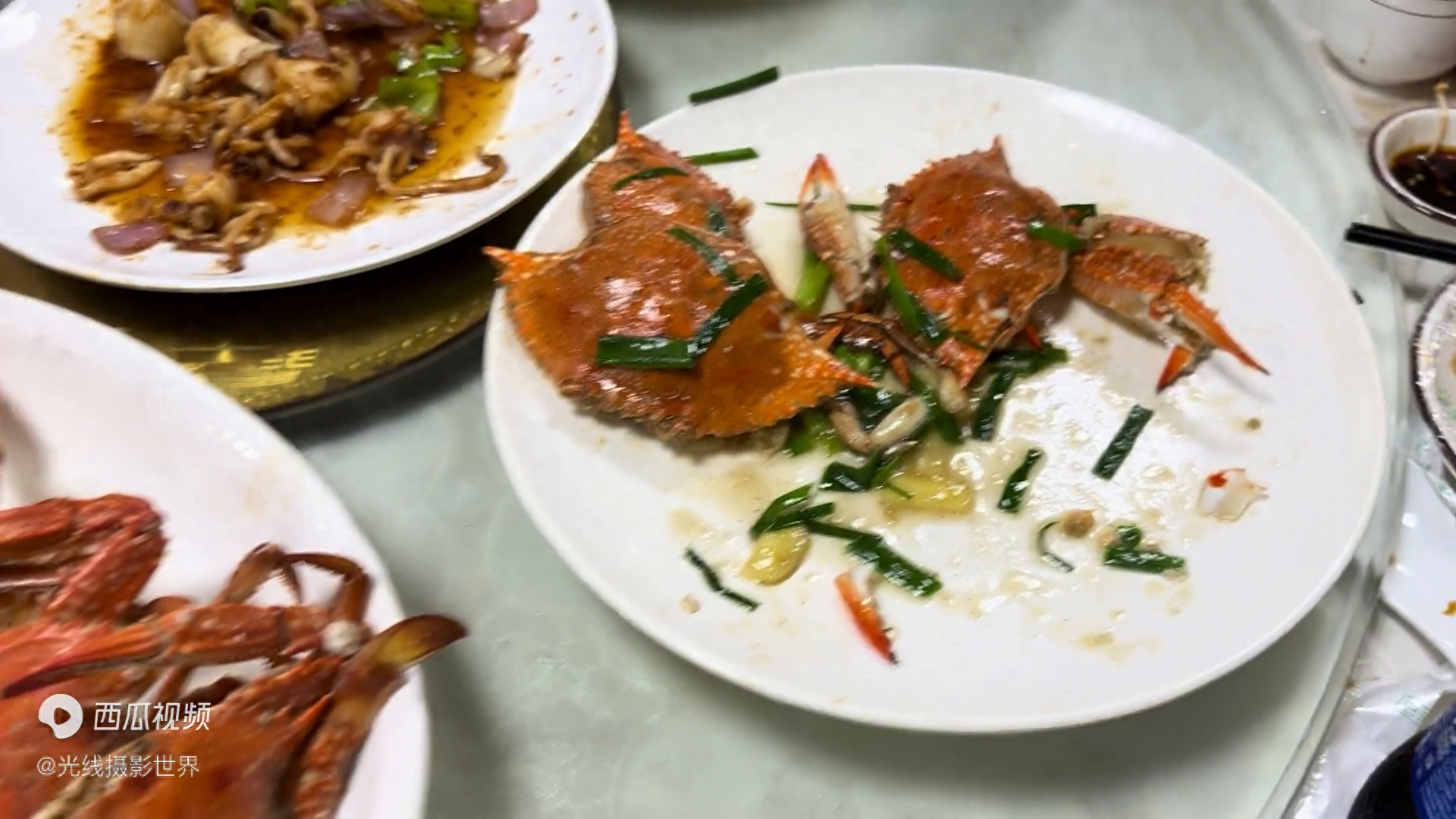 湛江的海鲜价格非常实惠，两盘以螃蟹为主料的菜肴只需要一百元左右，这是一种带膏的螃蟹，它的个头很大，但是煮好后变得很小，而且活蹦乱跳的时候也非常大。这种皮皮虾只需要