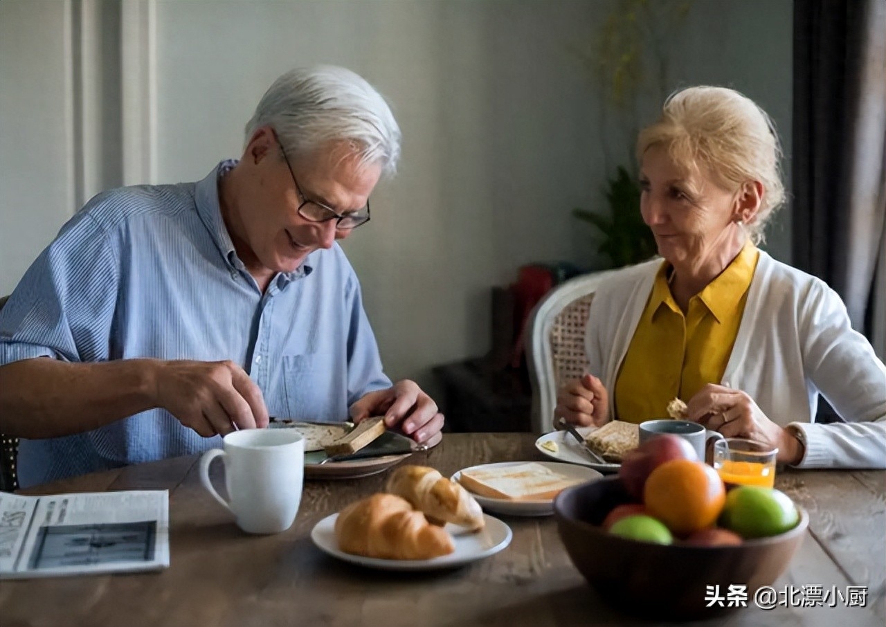 提醒中老年人：少吃面包饼干，多吃这5种零食，营养