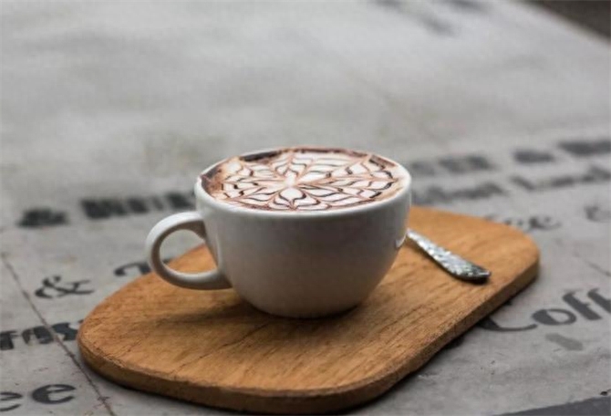 常见咖啡名称科普：拿铁、摩卡、美式、卡布奇诺、焦糖的区别～拿铁咖啡：拿铁是最常见的意式咖啡之一，它的基本成分是三分之一的意式浓缩咖啡Espresso和三分之二的鲜奶。它与卡布