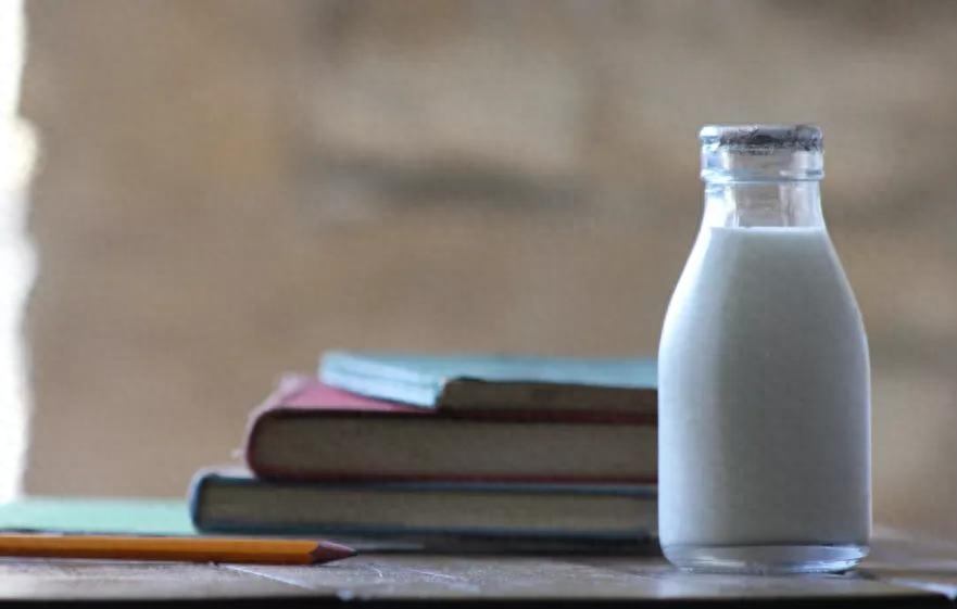 对于一些日常中喜欢吃奶制品的朋友们，一看到生酮就慌了，怎么感觉所有奶制品都不能吃了呢？1平时喝的牛奶酸奶可以喝吗？100ml牛奶中含有3%的乳糖，牛奶的食用量一般在250-500ml，也