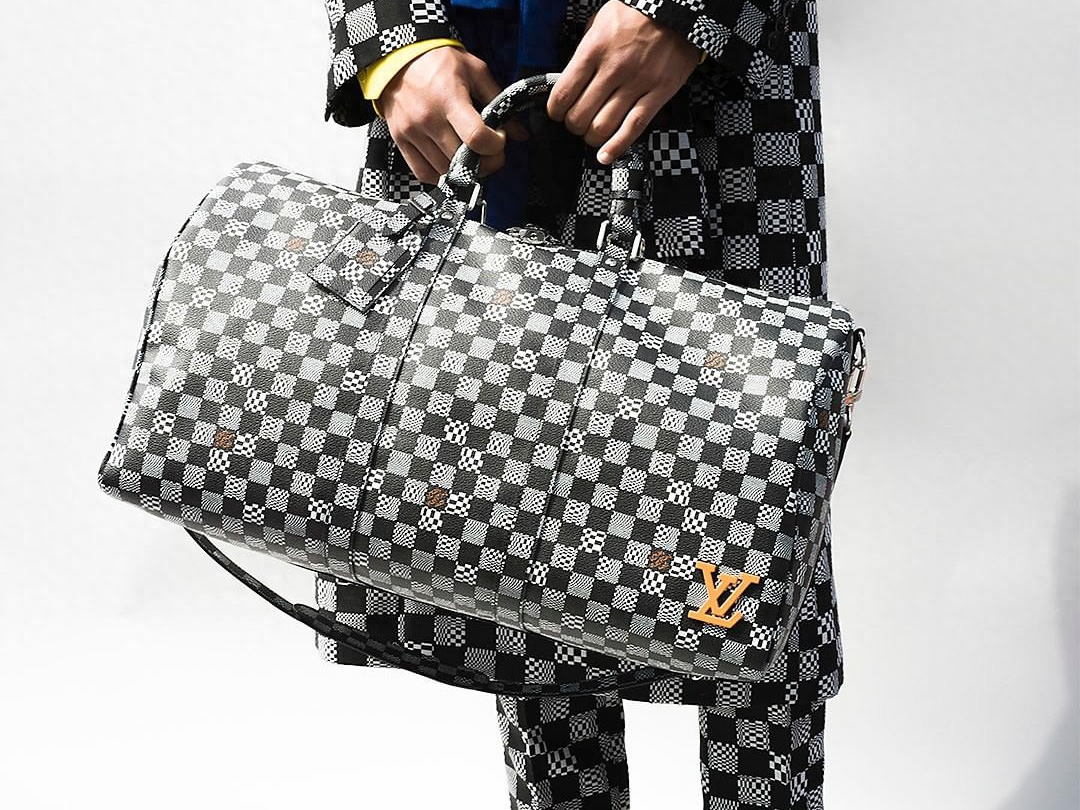 路易威登Louis Vuitton2021春夏男士包袋系列,此季男士包袋给我们带来了不同的风格，虽然依然包含了经典设计和色调包括字母标识。经典的格子图案黑白色系更显高端，也有艳丽浅色系，