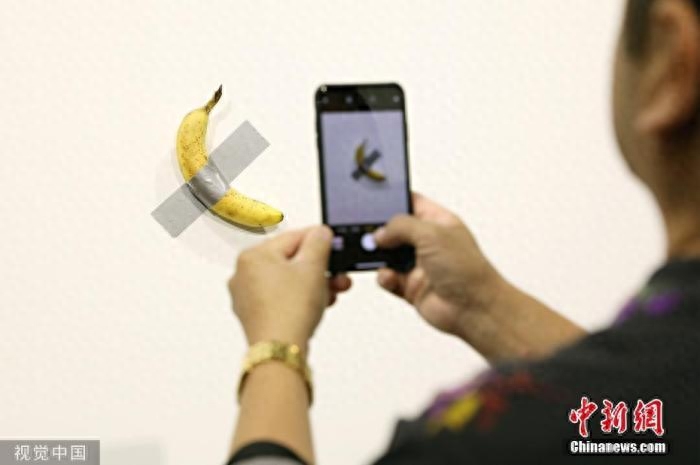 中新网12月9日电 据台湾《联合报》报道，意大利艺术家卡特兰以防水胶带把香蕉贴在墙上的三款作品分别以12万美元到15万美元成交；不过，其中一个12万美元的限量作品7日下午被人吃掉