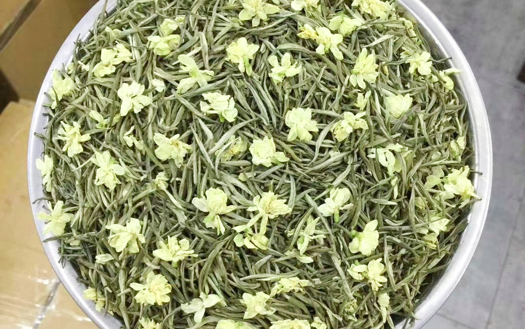 茉莉花茶又称茉莉香片，属于花茶。其茶胚多为绿茶，和茉莉鲜花进行混合窨制，通过独特的工艺，使茶胚充分吸收茉莉花香而制成的茶叶。而四川茉莉花茶作为中国茉莉花茶四大产地