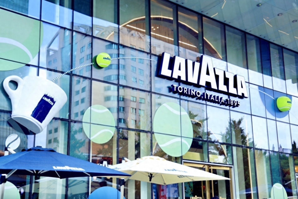 世界上第一台送入太空的意式浓缩咖啡机、世界上第一辆移动咖啡车、意大利第一个圆形压盖咖啡罐……这些第一，都源于有着128年历史的意大利咖啡品牌Lavazza。近日，Lavazza全球集团主