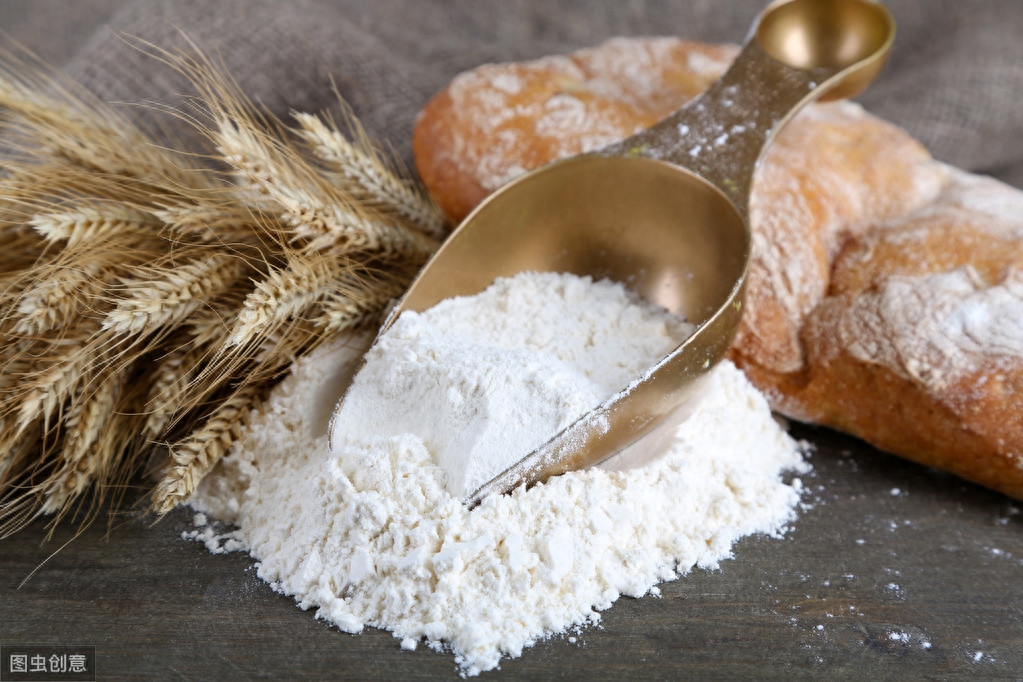 1.面粉及全麦面粉Flour&WholeWheat 制作糕点的主成分之一，常见的有高筋、中筋、低筋及全麦面粉。高筋面粉适合制作面包、面条， 中筋适合制作包子、馒头，低筋则多用来制作蛋糕、饼干