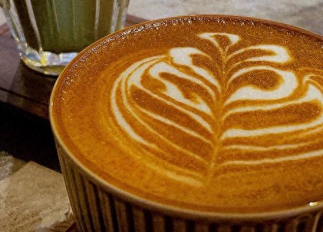 咖啡摄入量需要控制吗如何正确靠咖啡“提神”来听听专家们怎么说咖啡是世界上三大无醇饮料（咖啡、可可、茶）之一，产量、产值和消费量均居三大饮料之首，广受消费者喜爱。市