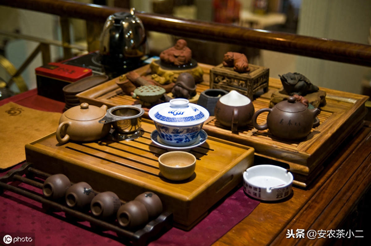 功夫茶是中国民间品茶习俗。流行于广东潮汕、福建漳泉等地。功夫茶离不开茶具，茶具指泡饮茶叶的专门器具，包括壶，碗，杯，盘，托等。一套精致的茶具配合色，香，味三绝的名