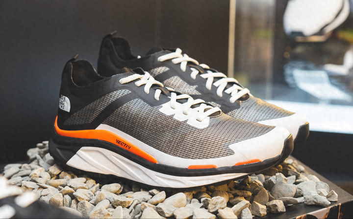 The North Face北面前段时间正式发布搭载VECTIV科技的八款全新越野跑鞋，这次穿上其中专业越野跑系列的VECTIV INFINITE，体验足以征服户外地形的VECTIV科技。VECTIV科技首发就一次释出八种不同