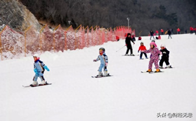 文 | 郑贤距明年2月4日开幕的北京冬奥会还有五十余天。从2015年7月31日国际奥委会将2022年冬奥会举办权交给北京那一刻起，国内冰雪运动的热度便在不断升温。《2021年中国冰雪产业发展