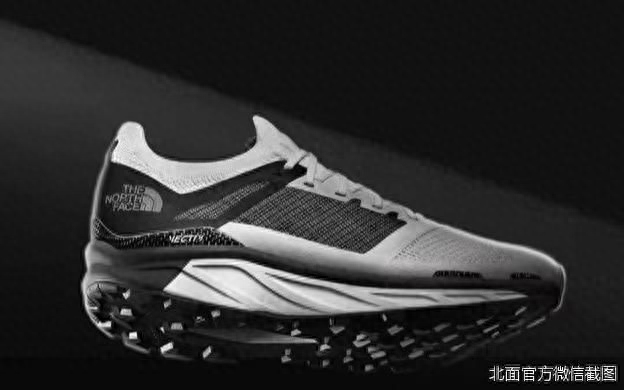 依靠旗下户外品牌北面（The North Face）推出首款越野碳板跑鞋，拥有Vans、Dickies、Timberland等品牌的威富集团，想在户外运动市场进行一番较量。2月8日，北京商报记者获悉，北面首款越野
