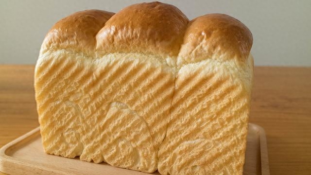 吐司的英文名称Toast，据说起源于英国，却在亚洲最受欢迎，应该是最经典的一款甜面包了。相比其他面包而言，它那柔软细腻的口感，又能通过原料变换出各种口味，吃法也是花样百出