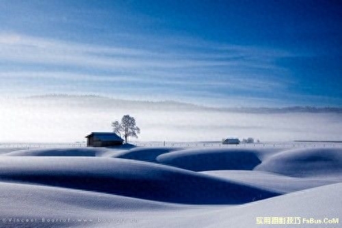 大雪过后的冬天别有一番景致，银装素裹的世界是许多摄影师的最爱。素洁、晶莹、松软的白雪令人凭生出许多对冬的爱意。那怎样捕捉雪中风景，如何表现雪特有的色泽、质感、诗意