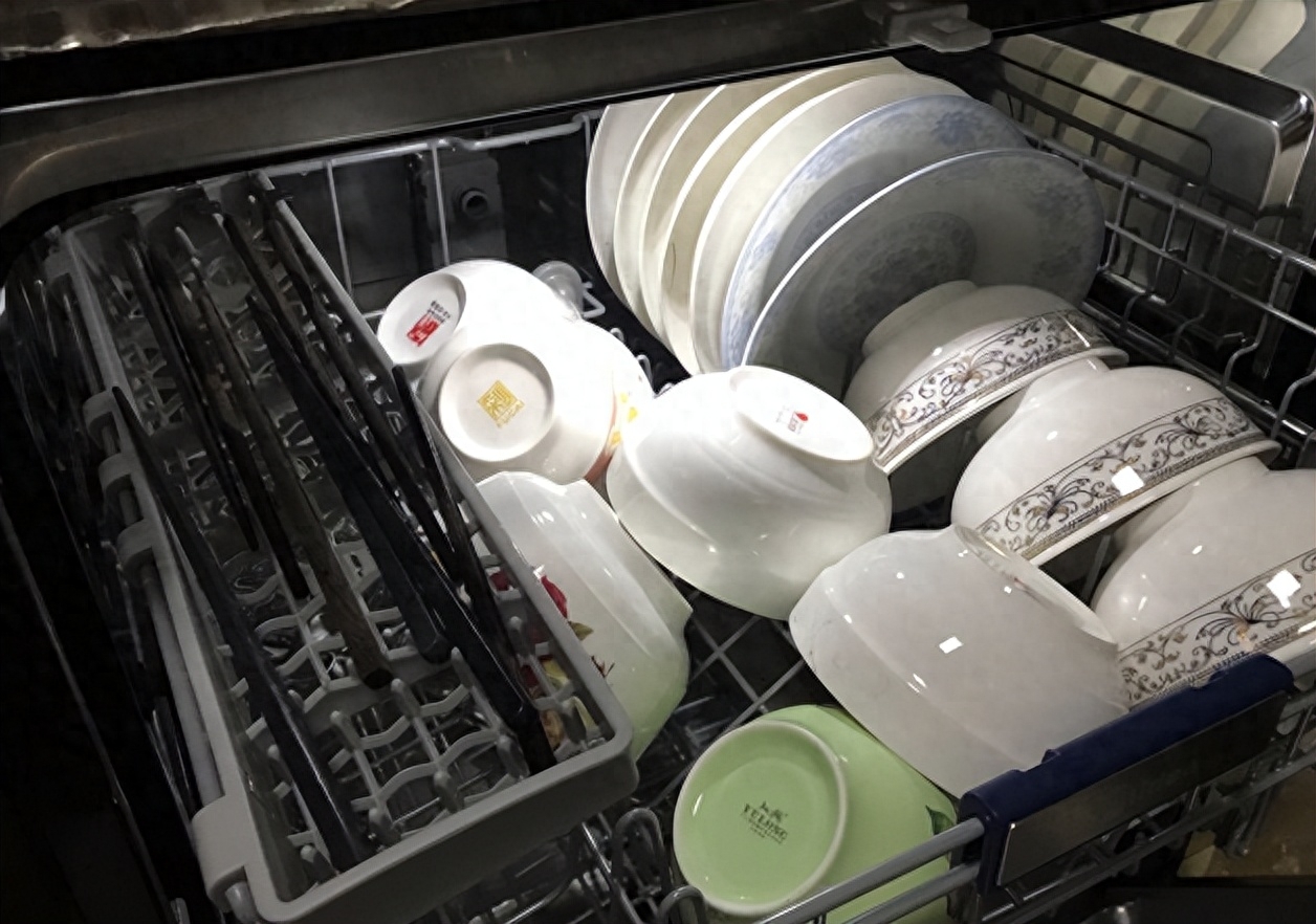 洗碗机是一种能够自动清洗餐具的家用电器，它可以节省人力、水力和时间，让我们的生活更加方便和卫生。但是，洗碗机的品牌、型号、功能和价格都有很大的差异，如何选择一款适
