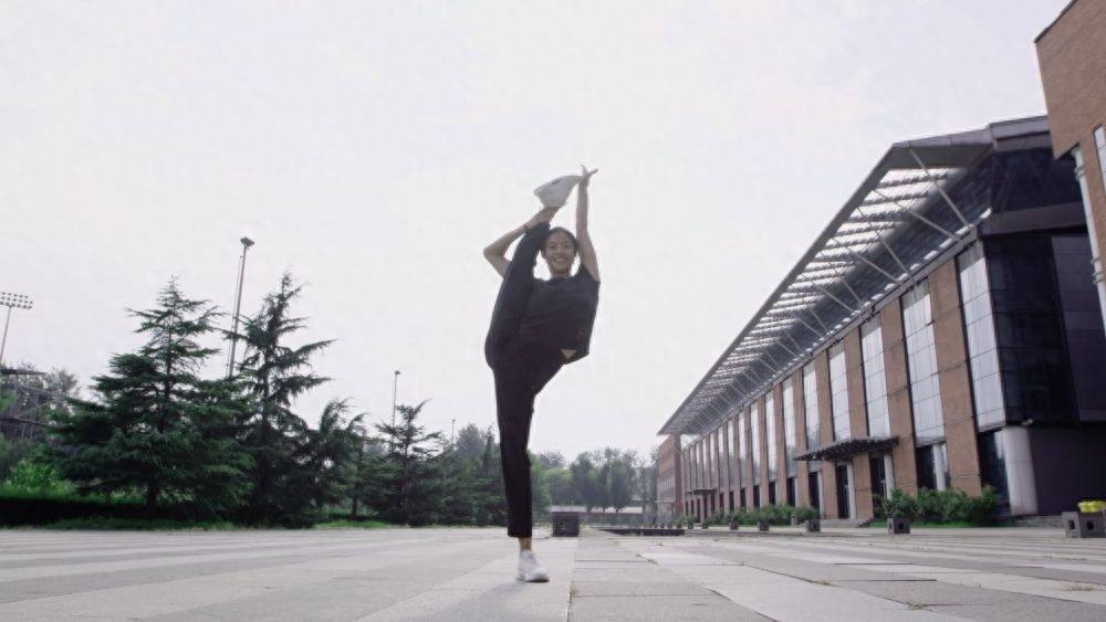 一般来说，理想中的艺术体操运动员的外形是：手长，腿长，腰短，脖子要长。而赵雅婷的身高只有1.61米，只能说“刚刚及格”。赵雅婷，2001年出生，第11届亚洲艺术体操锦标赛获个人
