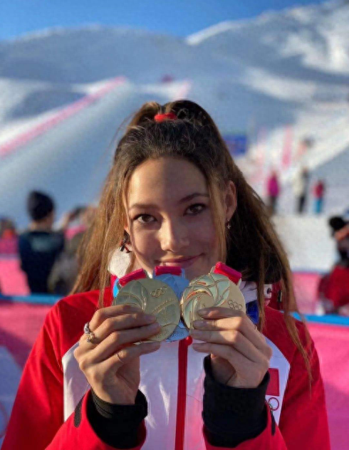 天才滑雪少女谷爱凌16岁加入中国国籍后，屡屡夺冠，成为“体坛超新星”。2021年12月5日到2022年1月11日短短36天，天才少女谷爱凌横扫赛场夺得6金2银以及1个代表赛级最佳水晶球。最近