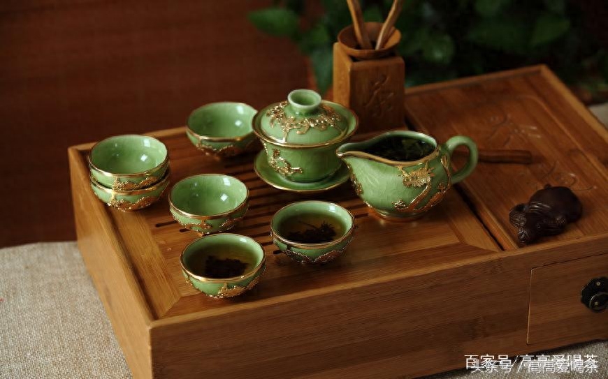 饮茶离不开茶具， 茶具就是指泡饮茶叶的专门器具，我国地域辽阔，等类策名，茶类繁多。又因民族众多，民俗也有差异，饮茶习惯便各有特点，所用器具更是精彩纷呈，很难作出一个