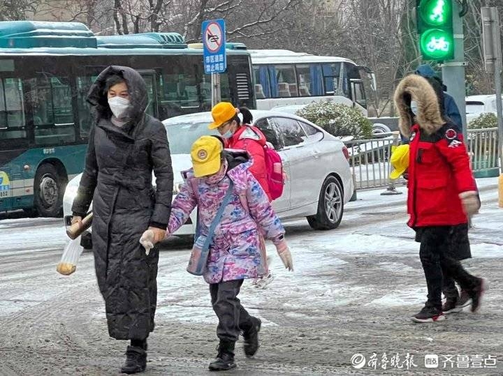 齐鲁晚报•齐鲁壹点记者 王媛12月24日，在济南舜世路上，家长们领着孩子冒雪走在上学路上，旁边的早餐摊在风雪中坚守着。当日济南迎来今冬第二场雪，伴随着风雪交加，气温也降至