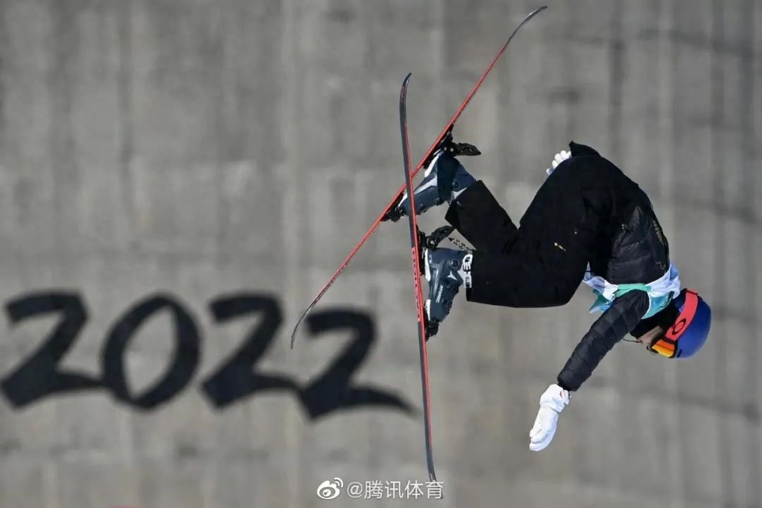  2022北京冬奥会正在举办中，中国奥运健儿们在冰雪上拼搏的身姿令人热血沸腾。以谷爱凌为代表的运动员在采访时表示出的发自内心的对雪上运动的热爱，也让不少人对滑雪这项运动充