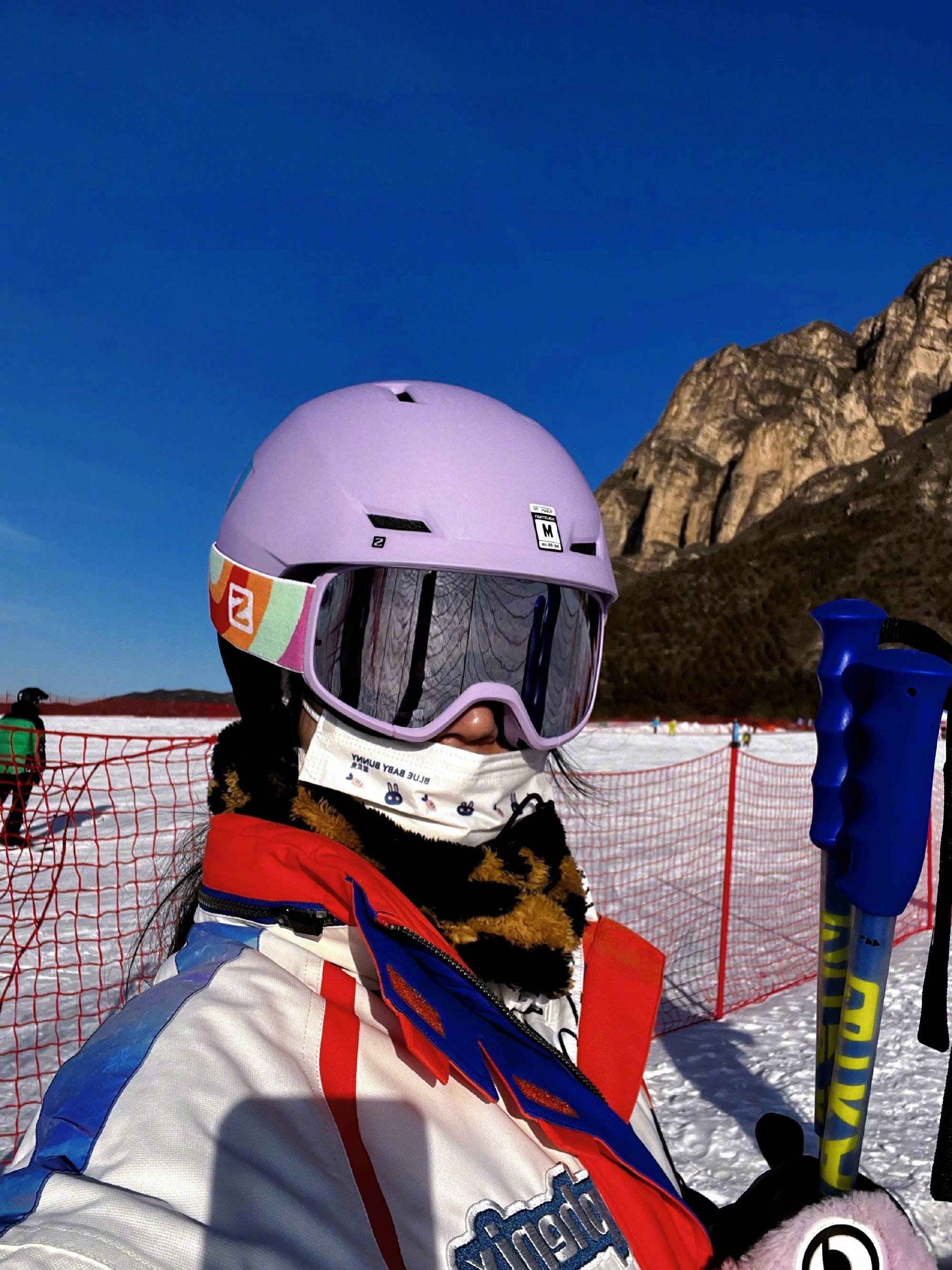 搜狐娱乐讯 2月9日，林允在社交平台发布一组自己滑雪的照片，并配文：“解锁新技能 今天是双板女孩”。照片中的林允戴着头盔和护目镜包裹十分严实，手拿雪板开心玩耍。林允手拿