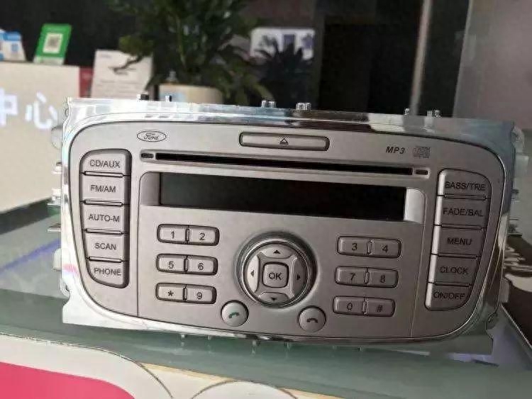 1：CD播放器最开始的汽车车载播放器是磁带播放器，在当时也已经是一个顶尖高科技的代表了。后面，1994年，比尔盖茨坐在33万张纸上，手中拿着一张光盘告诉全世界：一张光盘能记录
