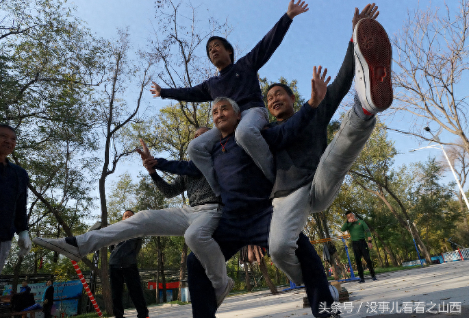 2017年11月4日，天津，四位老年人在玩身体“造型”。“老顽童”体操队公园玩“造型” 最长者已80多岁 。当天，在天津西沽公园，来自该市的数十位“老玩童”在单杠、双杠、吊环、爬