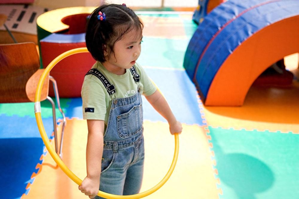 首先家长们可以挑选一些合适大小的儿童呼啦圈。玩呼啦圈并不一定是摇呼啦圈。今天讲讲宝宝在成长的每个阶段该如何玩呼啦圈1岁半~2岁阶段用呼啦圈促进宝宝概念的认知引导宝宝：