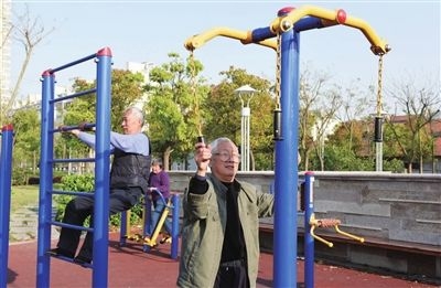 全民健身，当然要设备充足啦！近日，《广州市全民健身实施计划（2016-2020年）》火热“出炉”。据介绍，今年广州将建设300条全民健身路径、完善一批社区体育健身设施建设，并引导