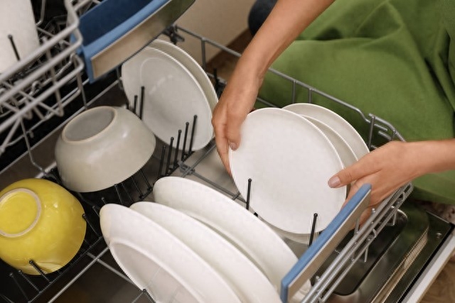 洗碗机到底实不实用 家用洗碗机实用性大吗洗碗机到底实不实用？这是一个备受争议的话题。对于忙碌的现代人来说，家用洗碗机无疑带来了很大的便利。洗碗机实用性大。它可以节省