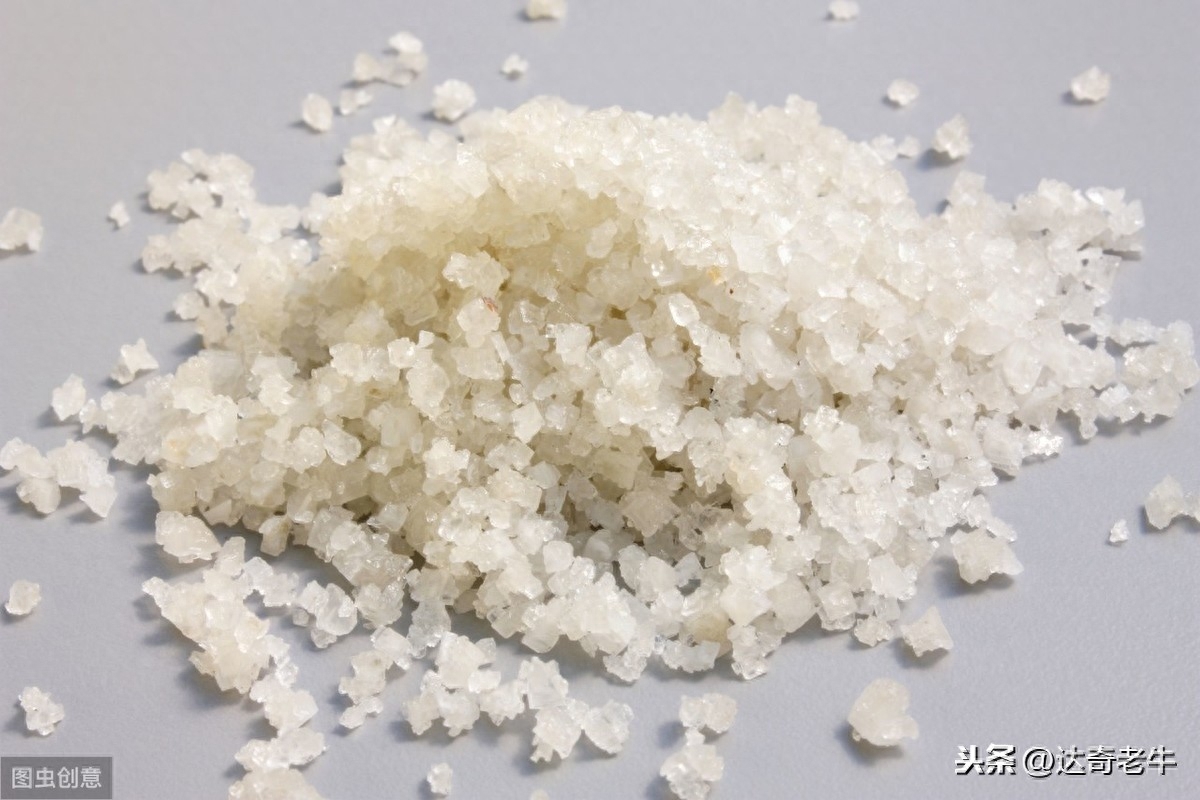 “盐”是大家觉得很熟悉的东西，但一般人只停留在“食用盐”和“咸味”的狭小范畴，钓鱼领域也早就有饵料中要加点盐才好用的说法。其实在我们生活的广泛领域，盐被称为“化学