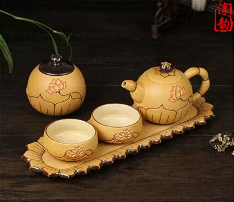 茶具是一个大项，所有能泡茶的容器都可以算是茶具，简单来说，一个玻璃杯就可以泡茶，而讲究仔细来说，除了茶席上需要的各种物件之外，还有诸如配合的家具、事物乃至服装。所