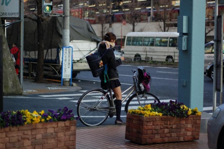 【日本女生冬天穿丝袜超短裙不怕冷？】导语无论你去没去过日本，相信都听过一个“传说”：冬日的日本，无数日本妹纸们穿着丝袜超短裙、露着或粗或细的白腿，穿梭于街头……日