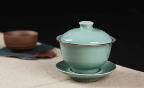 中国是茶的发源地，发展出茶道来承载传承上千年的饮茶文化。茶道是一种以茶为媒的生活礼仪，也被认为是修身养性的一种方式，它通过沏茶、赏茶、饮茶，增进友谊，美心修德、学