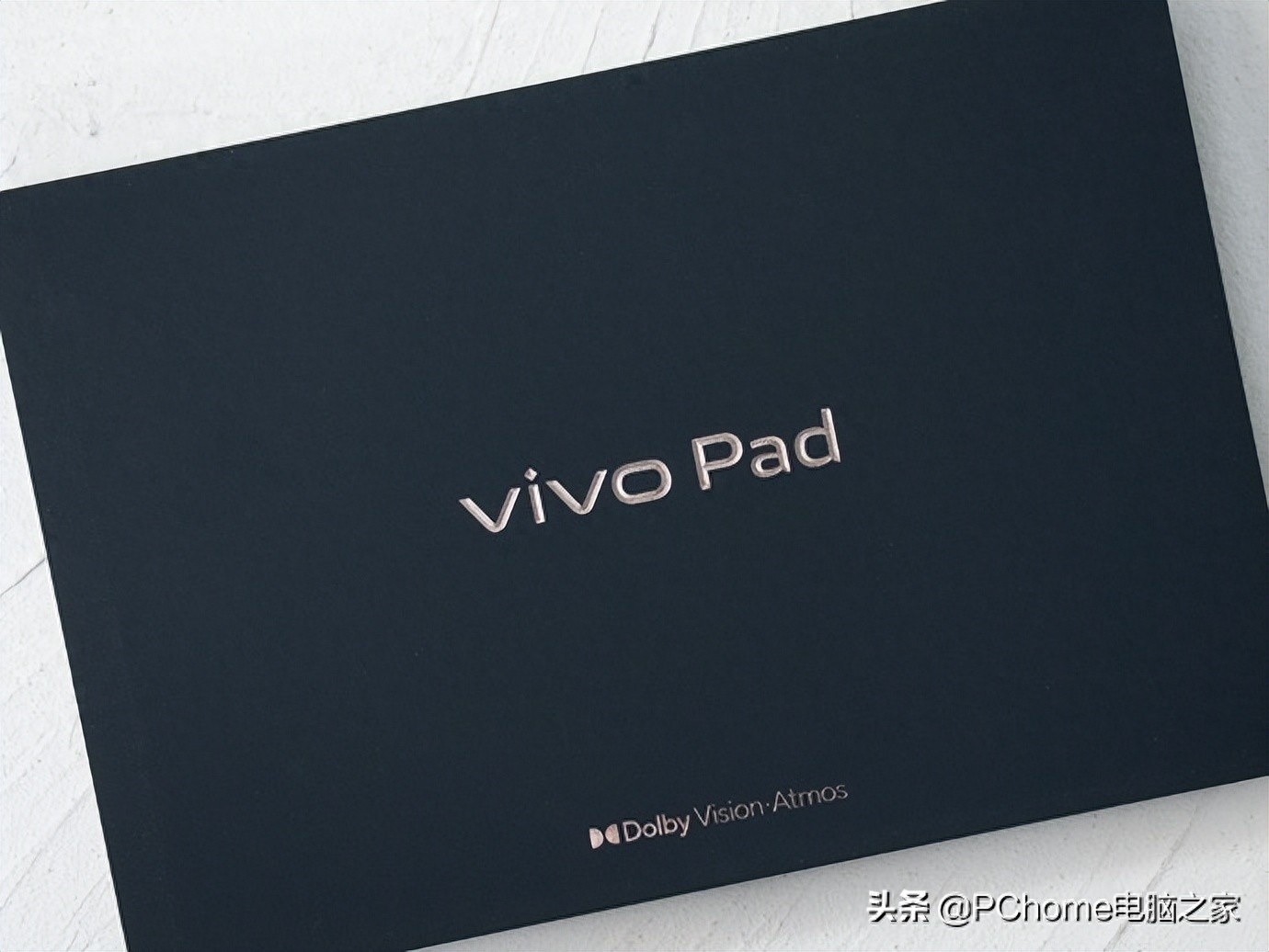 传闻许久的vivo首款平板电脑产品—vivo Pad终于正式发布了。作为vivo构建自家IoT生态的重要产品，vivo Pad是极为重要的一环，vivo也是众多品牌中相对较晚推出平板设备的品牌。那么究竟“
