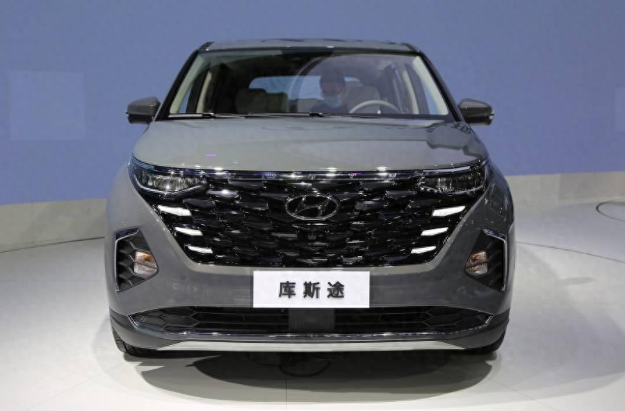 近日，北京现代​旗下的首款MPV车型——库斯途亮相成都车展。其实，早在8月27日，现代旗下的全新中大型MPV-库斯途已经开启了预售，预售价为17.58-21.88万。当预售价格公布时，疆哥颇