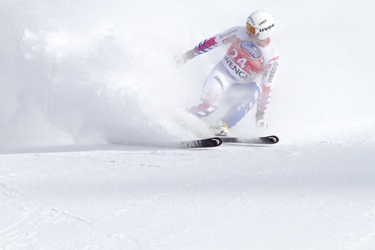 来源：华立志对欧洲的滑雪服行业而言，2020年秋冬季无疑是令人沮丧的。高海拔地区迎来了多年未见的大雪，但是由于政府的规定，滑雪者无法到来，升降机处于停止状态，大部分旅馆