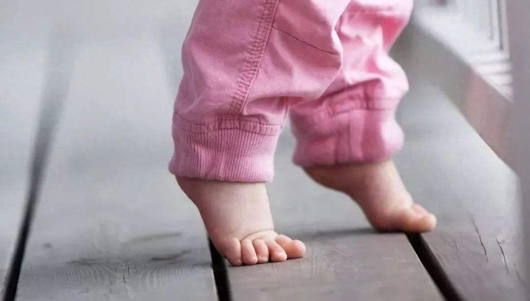 传统观念中，人们总会认为寒气都是会从脚底而来，对于脚部保暖格外重视，尤其是身体娇小的宝宝来说，妈妈们更是要操碎了心。生怕孩子脚部受凉，大部分的宝妈都会想要给宝宝穿