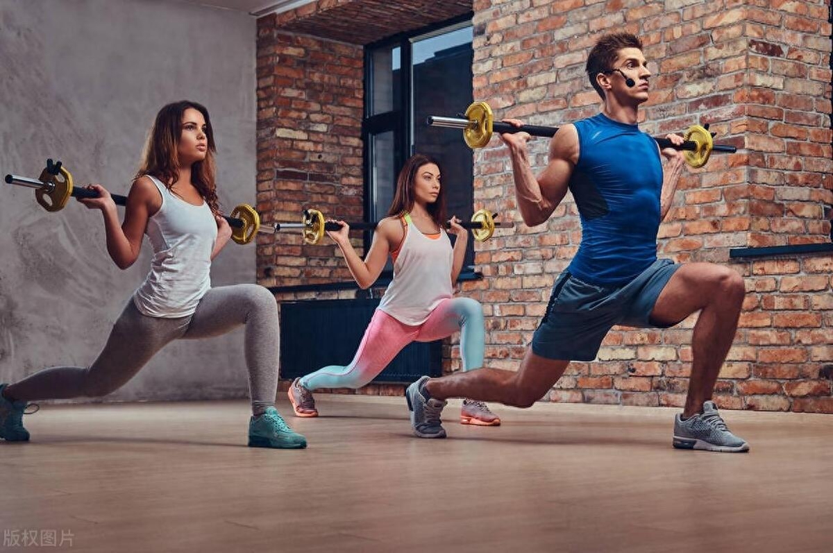 健身房是很多人用来减肥塑身、增强体质的场所。然而，对于初入健身房的新手来说，面对各种器械、复杂的锻炼方式，往往会感到无从下手。那么，作为健身房新手，该怎么开启锻炼