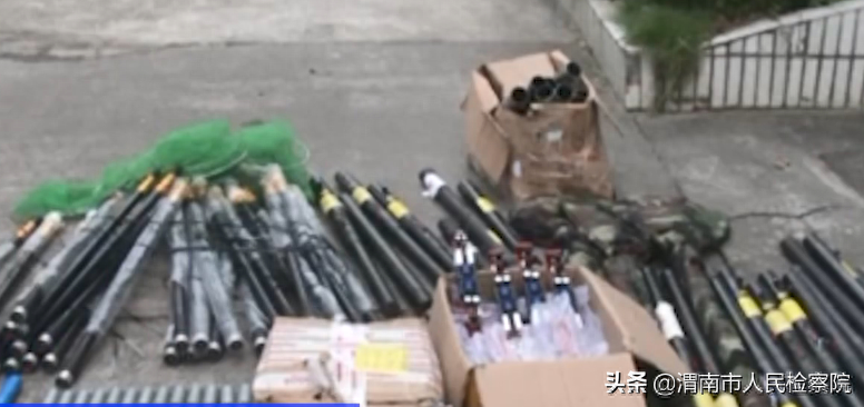 【明令禁止！#上海警方破获制售新型电捕鱼杆案#：涉案超200万，还上传电鱼视频吸引顾客】近日，上海警方通过侦查击破了一个制、售新型电捕鱼作案工具团伙，涉案超过200余万元。该
