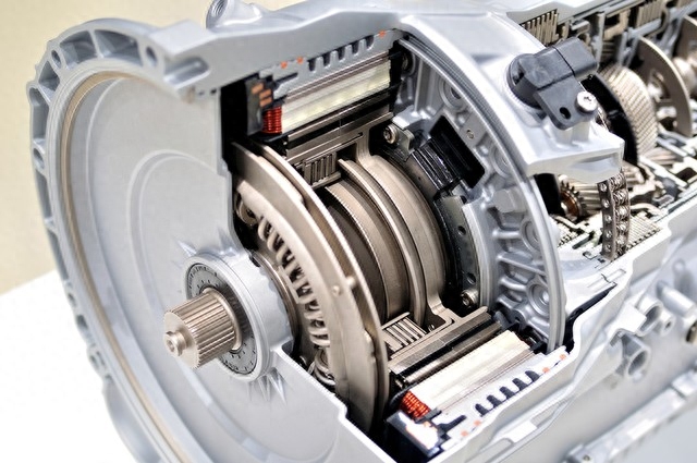 离合器是车辆传动系统中的重要部件，主要用于控制引擎与变速器之间的连接和分离，以实现换挡、起步和停车等操作。离合器的作用如下：　　连接和分离引擎与变速器：离合器可以