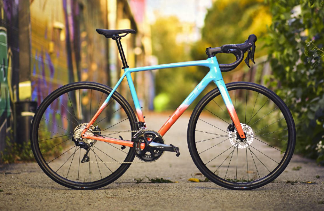 近日，美国自行车品牌Trek推出了最新款铝合金版本的Émonda ALR公路车。Trek表示，Émonda有两种不同的规格可供选择，他们已经更新为具有更具侵略性的几何形状，并将这款自行车定位为一