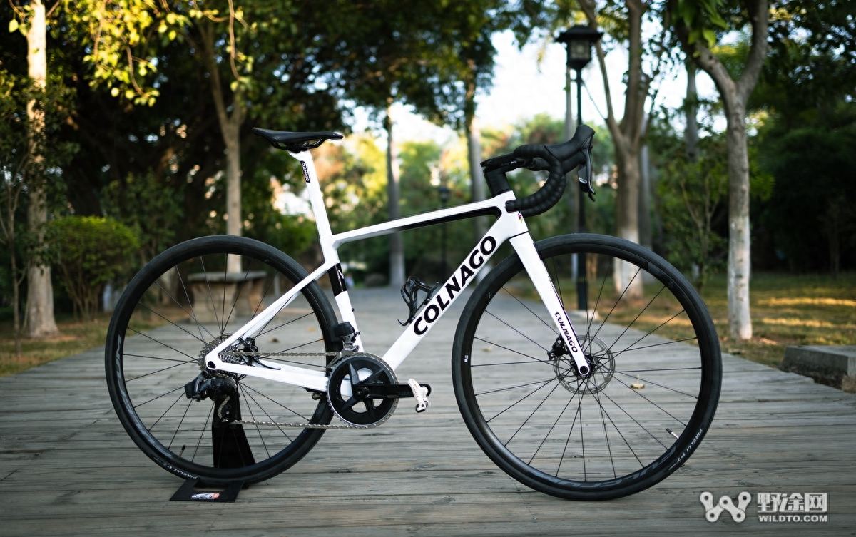 意大利著名自行车品牌Colnago（梅花），为了满足更多追求性价比用户的需求，开发了一款Colnago V3公路车。Colnago V3与自家顶级版本的V3 RS共享相同的竞赛几何，并且还新升级了全内走线设