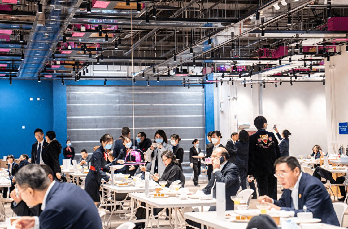 今年的北京冬奥会除了冰墩墩、谷爱凌等奥运相关元素爆火之外，就连给各国运动员们提供饮食的餐厅也没例外。原来这个餐厅可不一般，它是由机器人专门下厨炒菜的智慧餐厅。冬奥