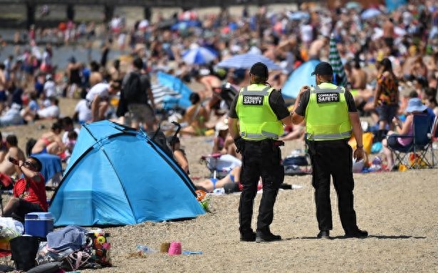 来源：海外网图源：Getty Images【海外网5月26日|战疫全时区】 随着疫情趋缓逐步解封，越来越多的英国人开始走向室外。25日开始，英国多地气温飙升至25摄氏度以上，这也令多处海滩和