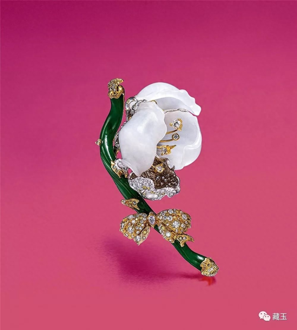 　　对于玉雕作品，我们见过很多，但有一种和田玉的作品，却并不常见，那就是下面这种：　　这个作品名为「蝶恋花」，是籽料配碧玉及钻石的一个胸针。　　在17年拍出32万的价格
