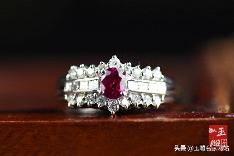 本文来自玉雕名家官网红宝石作为世界上最名贵的珠宝之一，深受人们的喜爱，喜爱红宝石不仅是因为它名贵，更是因为它那妖艳而绚丽的一抹红色，对于红色的喜爱，中国人总是有超